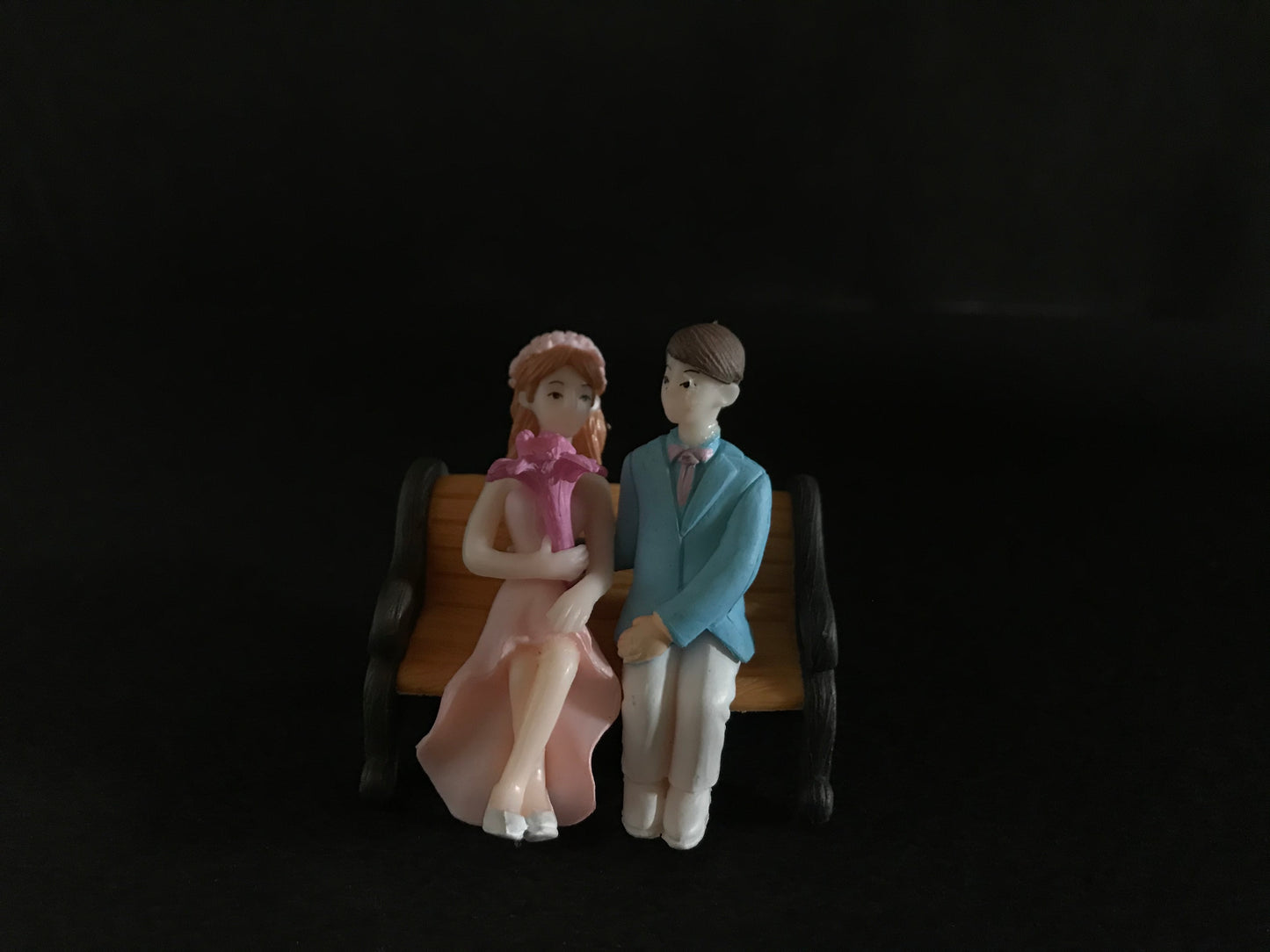 miniature couple, bench figurines, fairy tray gardens, sophisticated, elegance, fashion, high society,bride, groom, newly wed, just married, couple, bench, dulha, dulhan, shaadi, jodi