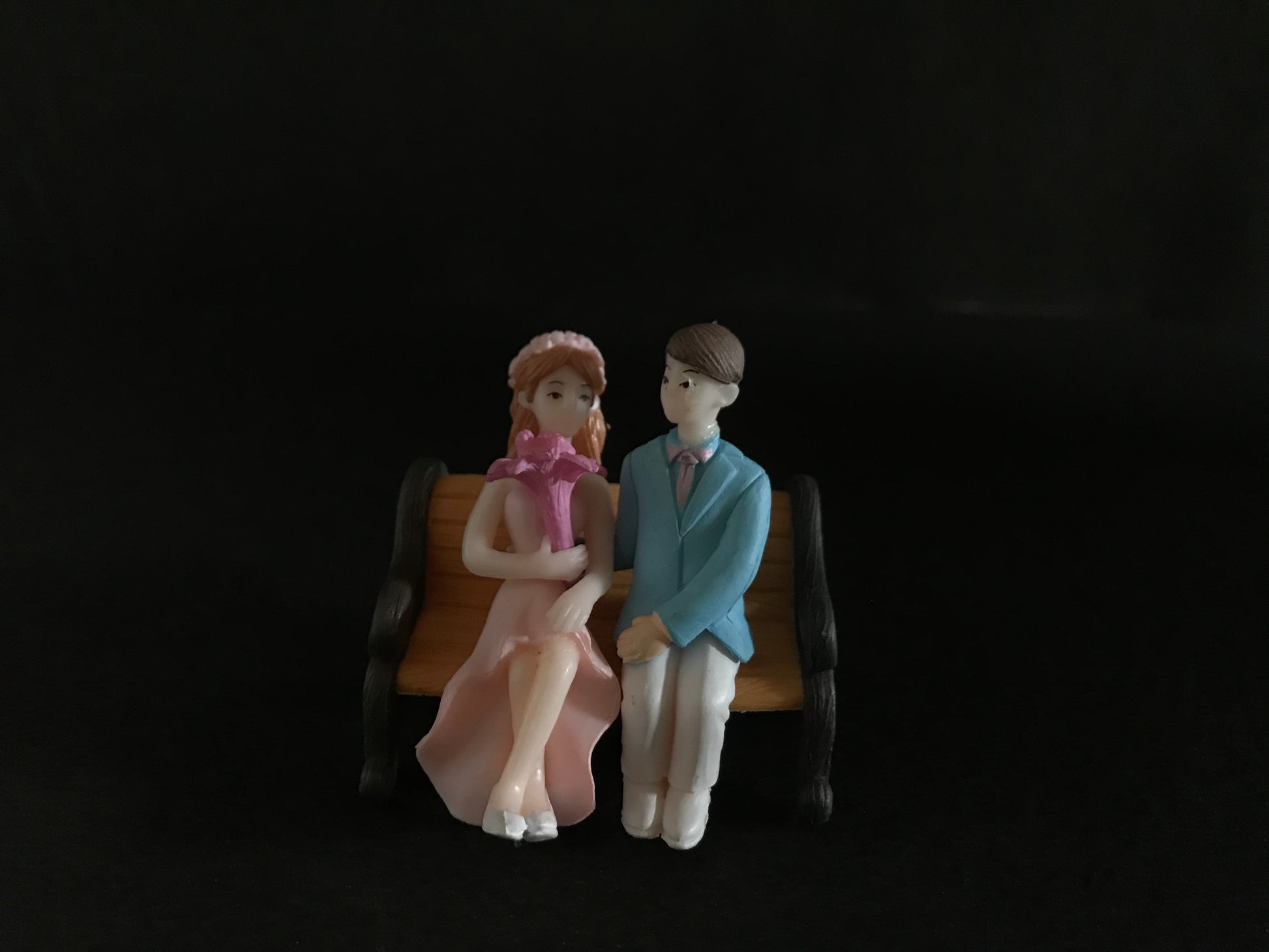 miniature couple, bench figurines, fairy tray gardens, sophisticated, elegance, fashion, high society,bride, groom, newly wed, just married, couple, bench, dulha, dulhan, shaadi, jodi